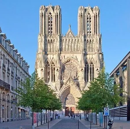 Renovated By An Interior Architect In The Center Next To The Train Station Appartement Reims